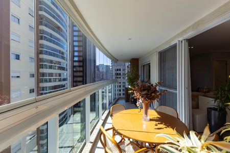 Apartamento à venda com 126m², 3 quartos e 3 vagas Apartamento à venda com 126m², 3 quartos e 3 vagasVaranda