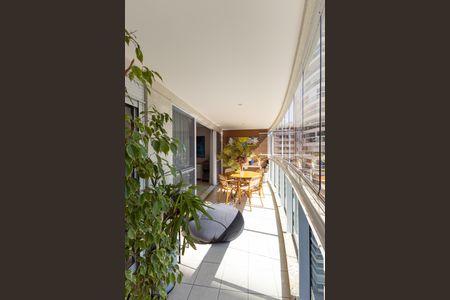 Apartamento à venda com 126m², 3 quartos e 3 vagas Apartamento à venda com 126m², 3 quartos e 3 vagasVaranda