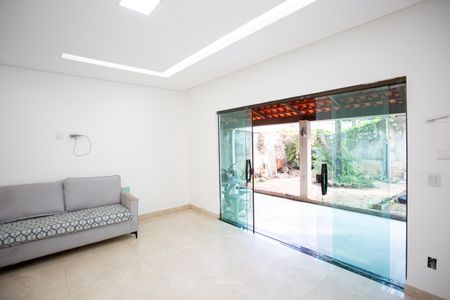 Sala de casa à venda com 3 quartos, 360m² em Tropical, Contagem