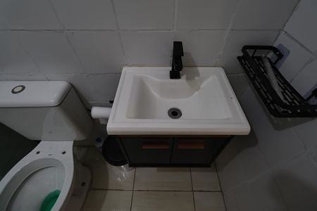 Banheiro de apartamento à venda com 2 quartos, 53m² em Jardim Santo André, Santo André
