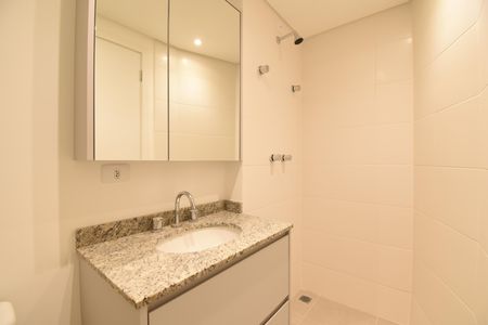Banheiro 2 de apartamento à venda com 3 quartos, 71m² em Santo Inácio, Curitiba