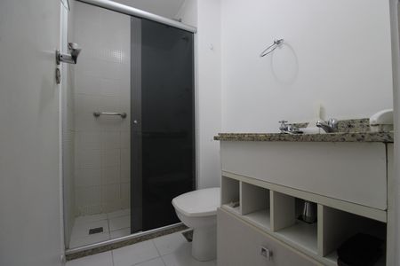 Banheiro social de apartamento para alugar com 3 quartos, 72m² em Barra Olímpica, Rio de Janeiro