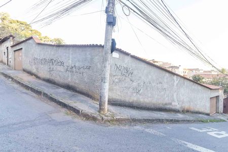 Casa à venda com 360m², 3 quartos e 3 vagas Casa à venda com 360m², 3 quartos e 3 vagasFachada