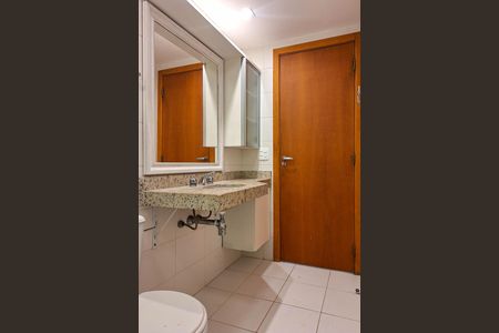 Apartamento para alugar com 260m², 3 quartos e 3 vagas Apartamento para alugar com 260m², 3 quartos e 3 vagasBanheiro da Suíte 2