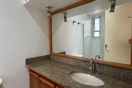 Banheiro de apartamento para alugar com 2 quartos, 119m² em Boqueirão, Santos