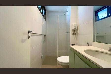 Banheiro de kitnet/studio para alugar com 1 quarto, 47m² em Pinheiros, São Paulo