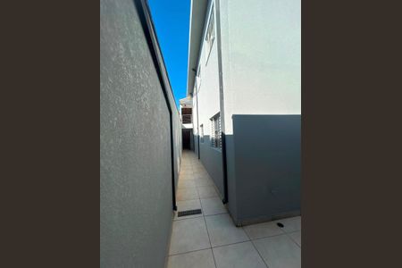 Casa à venda com 306m², 5 quartos e 3 vagas Casa à venda com 306m², 5 quartos e 3 vagasÁrea externa