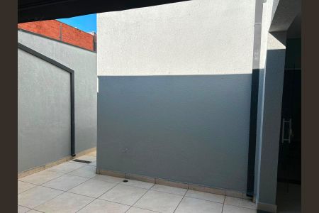 Casa à venda com 306m², 5 quartos e 3 vagas Casa à venda com 306m², 5 quartos e 3 vagasÁrea externa