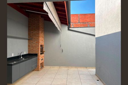 Casa à venda com 306m², 5 quartos e 3 vagas Casa à venda com 306m², 5 quartos e 3 vagasÁrea externa