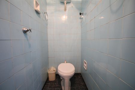Banheiro de serviço de casa para alugar com 3 quartos, 149m² em Jardim Londrina, São Paulo