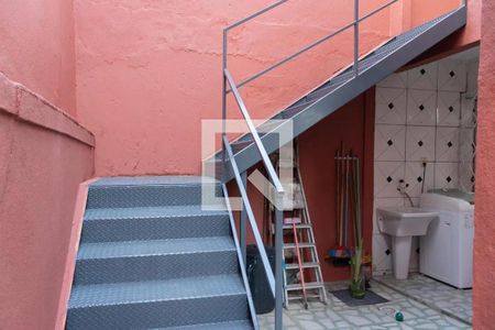 Casa para alugar com 120m², 3 quartos e 2 vagas Casa para alugar com 120m², 3 quartos e 2 vagasEscada