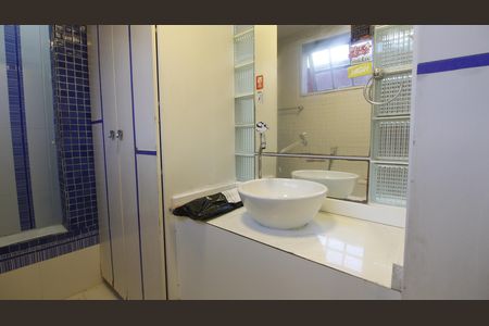 Banheiro da Suíte 2 de casa de condomínio para alugar com 5 quartos, 550m² em Praia do Siqueira, Cabo Frio