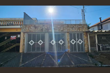Casa à venda com 225m², 3 quartos e 2 vagas Casa à venda com 225m², 3 quartos e 2 vagasFachada