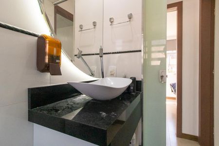 Banheiro Social de apartamento à venda com 3 quartos, 51m² em Novo Mundo, Curitiba