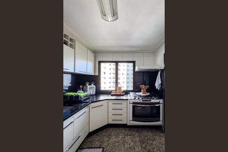 Cozinha de apartamento para alugar com 3 quartos, 83m² em Vila Bertioga, São Paulo