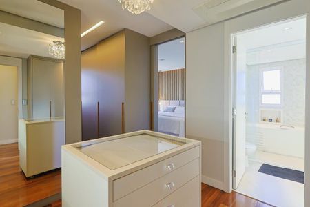 Closet da Suíte 3 de apartamento para alugar com 4 quartos, 238m² em Vila Suzana, São Paulo