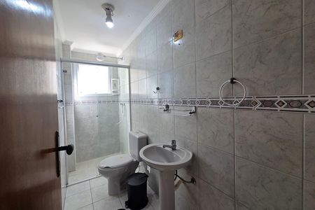 Banheiro de apartamento para alugar com 2 quartos, 72m² em Vila Tupi, Praia Grande