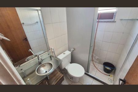 Banheiro de casa de condomínio para alugar com 2 quartos, 110m² em Vista Alegre, São Gonçalo