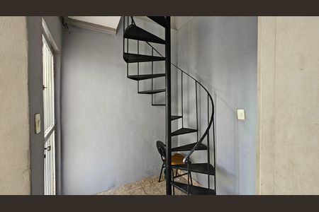 Escada de casa para alugar com 2 quartos, 63m² em Olinda, Nilópolis