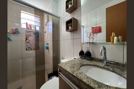 Banheiro Social de apartamento à venda com 2 quartos, 45m² em Cabral, Contagem