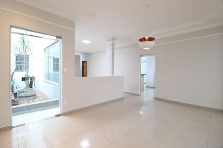 Casa para alugar com 3 quartos, 231m² em Tabajaras, Uberlândia