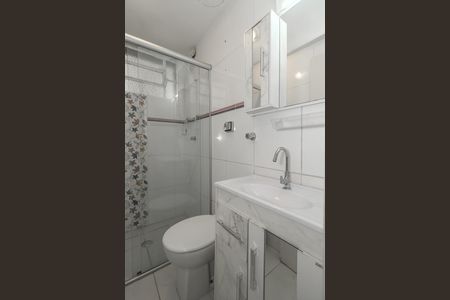 Banheiro de apartamento à venda com 1 quarto, 42m² em Vila Ipiranga, Porto Alegre