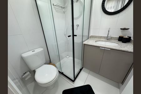 Banheiro de kitnet/studio para alugar com 1 quarto, 21m² em Campo Belo, São Paulo