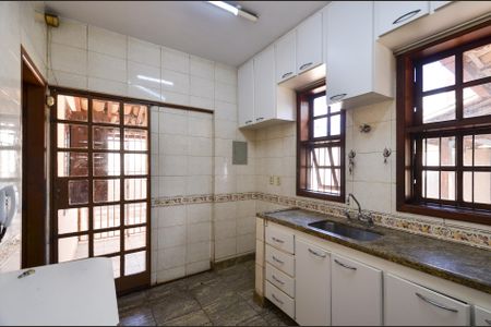 Fachada de casa para alugar com 3 quartos, 442m² em Fernão Dias, Belo Horizonte