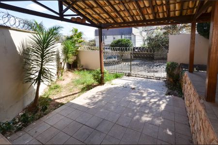 Garagem de casa para alugar com 3 quartos, 442m² em Fernão Dias, Belo Horizonte
