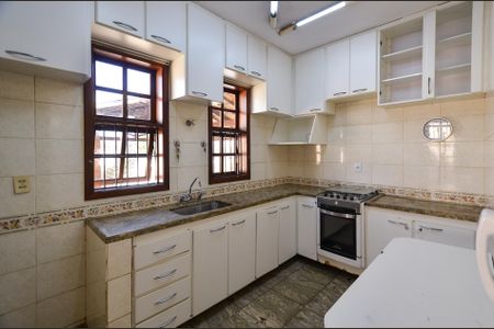 Casa para alugar com 442m², 3 quartos e 2 vagas Casa para alugar com 442m², 3 quartos e 2 vagasFachada