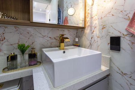 Banheiro de apartamento à venda com 2 quartos, 43m² em Vila Itapegica, Guarulhos