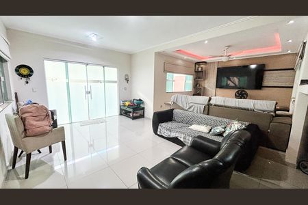 Casa para alugar com 5 quartos, 425m² em Extensão do Bosque, Rio das Ostras