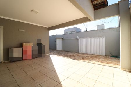 Garagem de casa para alugar com 4 quartos, 100m² em Morada da Colina, Uberlândia
