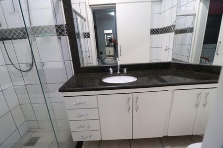 Banheiro do Quarto 1 de casa para alugar com 4 quartos, 100m² em Morada da Colina, Uberlândia