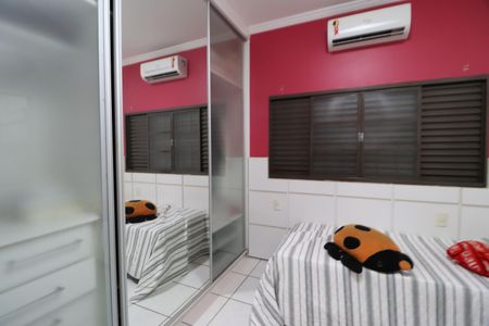 Quarto 1 - Suíte de casa para alugar com 4 quartos, 100m² em Morada da Colina, Uberlândia