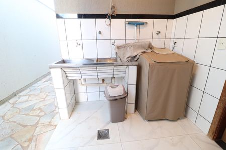 Área de Serviço de casa para alugar com 4 quartos, 100m² em Morada da Colina, Uberlândia
