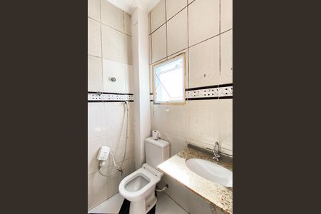 Banheiro da Suíte de casa de condomínio para alugar com 2 quartos, 45m² em Parque Cisper, São Paulo