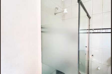 Banheiro da Suíte de casa de condomínio para alugar com 2 quartos, 45m² em Parque Cisper, São Paulo