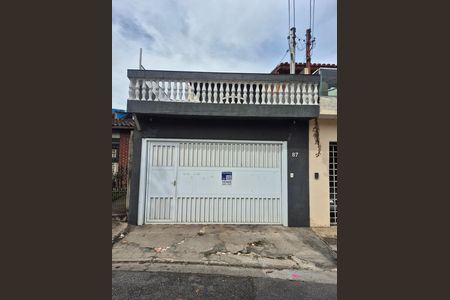 Fachada de casa à venda com 4 quartos, 141m² em Vila Pirajussara, São Paulo