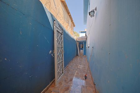 Casa para alugar com 100m², 2 quartos e 2 vagasCorredor