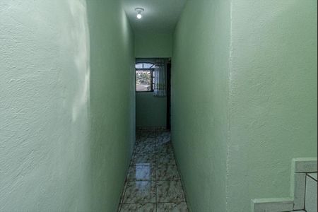 corredor pra os cômodos_2 de casa para alugar com 2 quartos, 114m² em Vila Santa Teresa, São Paulo