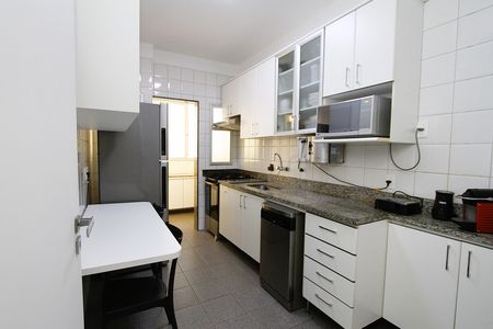 Cozinha de apartamento à venda com 3 quartos, 110m² em Belvedere, Belo Horizonte