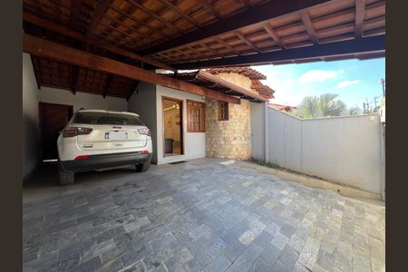 Garagem de casa à venda com 3 quartos, 180m² em Castelo, Belo Horizonte