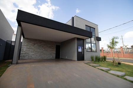 Casa à venda com 508m², 3 quartos e 2 vagas Casa à venda com 508m², 3 quartos e 2 vagasFachada