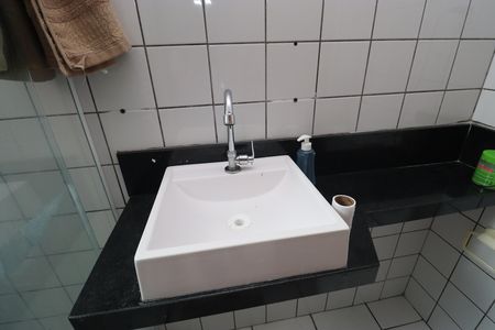 Banheiro da Suíte 2 de casa de condomínio para alugar com 3 quartos, 140m² em Stella Maris, Salvador