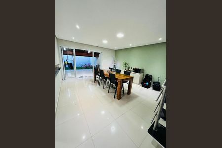 Casa à venda com 230m², 3 quartos e 4 vagas