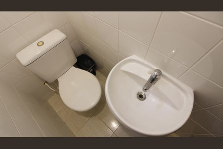 Lavabo de casa de condomínio para alugar com 2 quartos, 66m² em Ogiva, Cabo Frio