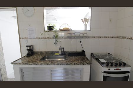 Cozinha de casa de condomínio para alugar com 2 quartos, 66m² em Ogiva, Cabo Frio