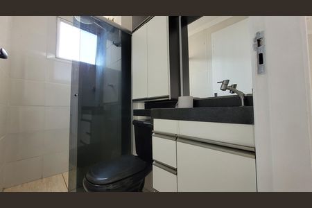 Banheiro de apartamento para alugar com 2 quartos, 55m² em Vila Maria Augusta, Itaquaquecetuba