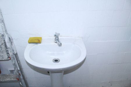 Banheiro social de kitnet/studio para alugar com 1 quarto, 37m² em Vila Buarque, São Paulo